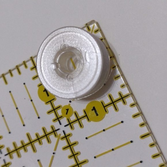 140pc Bobbins White Plastic Sided - Picture 3 of 4